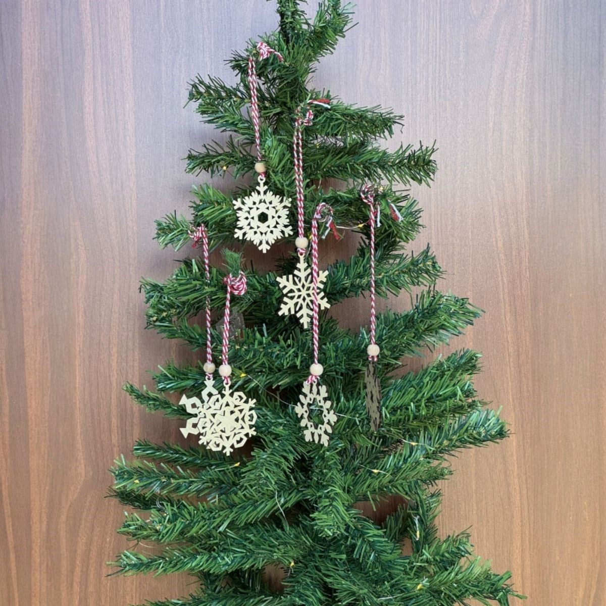 BUFFER® Pilli Peri Ledli 6 Parça Kýrmýzý Beyaz Ýpli Kar Tanesi Model Ahþap Yýlbaþý Aðaç Süsü