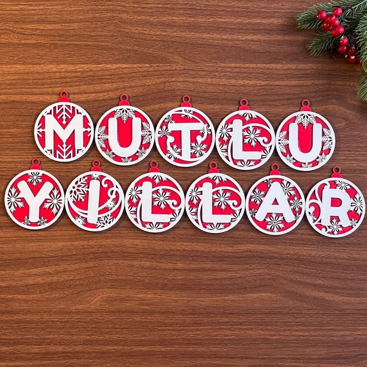 BUFFER® 11 Harfli Kýrmýzý Beyaz Ýpli MUTLU YILLAR Yazýlý Ahþap Yýlbaþý Aðaç Süsü